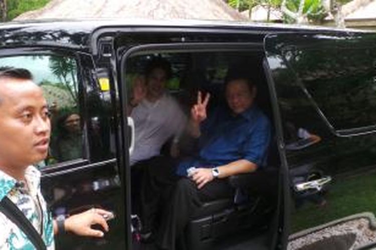 Ketua Presidium Penyelamat Partai Golkar Agung Laksono meninggalkan Nusa Dua, Bali.