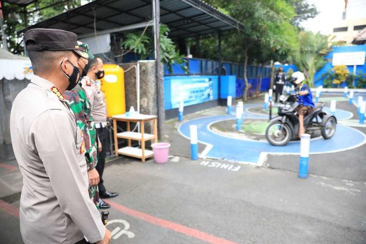 Kapolresta Malang Kota, Kombes Pol Leonardus Simarmata saat menyaksikan layanan pembuatan SIM D bagi penyandang disabiitas di Satpas Polresta Malang Kota.