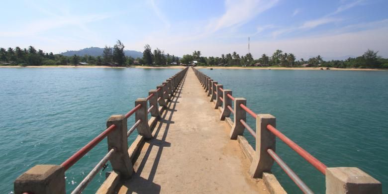 Pemandangan dusun Camar Bulan dari ujung dermaga di desa Temajuk, Kecamatan Paloh, Kabupaten Sambas, Kalimantan Barat. 