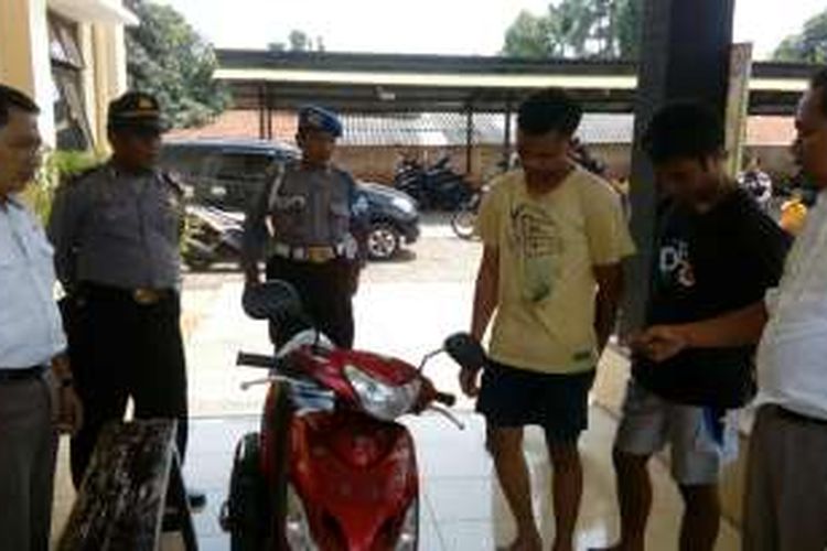 Aparat Polsek Batang Kota, Batang, Jawa Tengah menginterogasi dua pelaku pencurian sepeda motor yang kerap beraksi lintas wilayah, Senin (28/11/2016). 