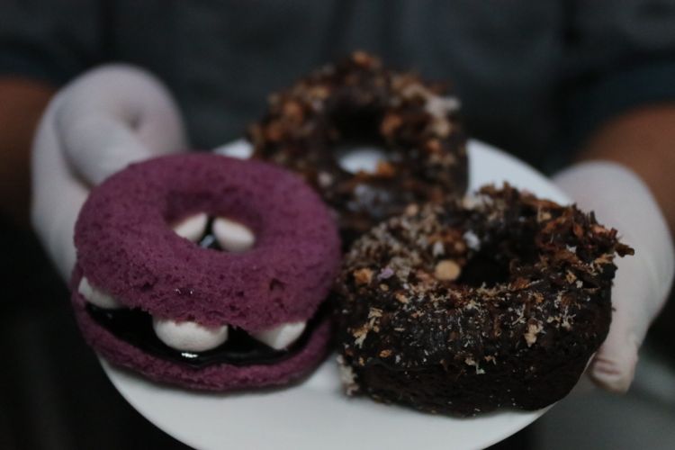 Brownies donut (brownut) megono, sebuah pastry khas Pekalongan. Megono hidangan khas Pekalongan yang memiliki citarasa gurih berpadu dengan manisnya brownies.