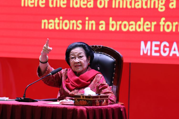 Presiden ke-5 RI sekaligus Ketua Umum PDI-P Megawati Soekarnoputri saat berpidato dalam seminar peringatan 70 Tahun Konferensi Asia-Afrika di Blitar, Jawa Timur, Sabtu (1/11/2025).