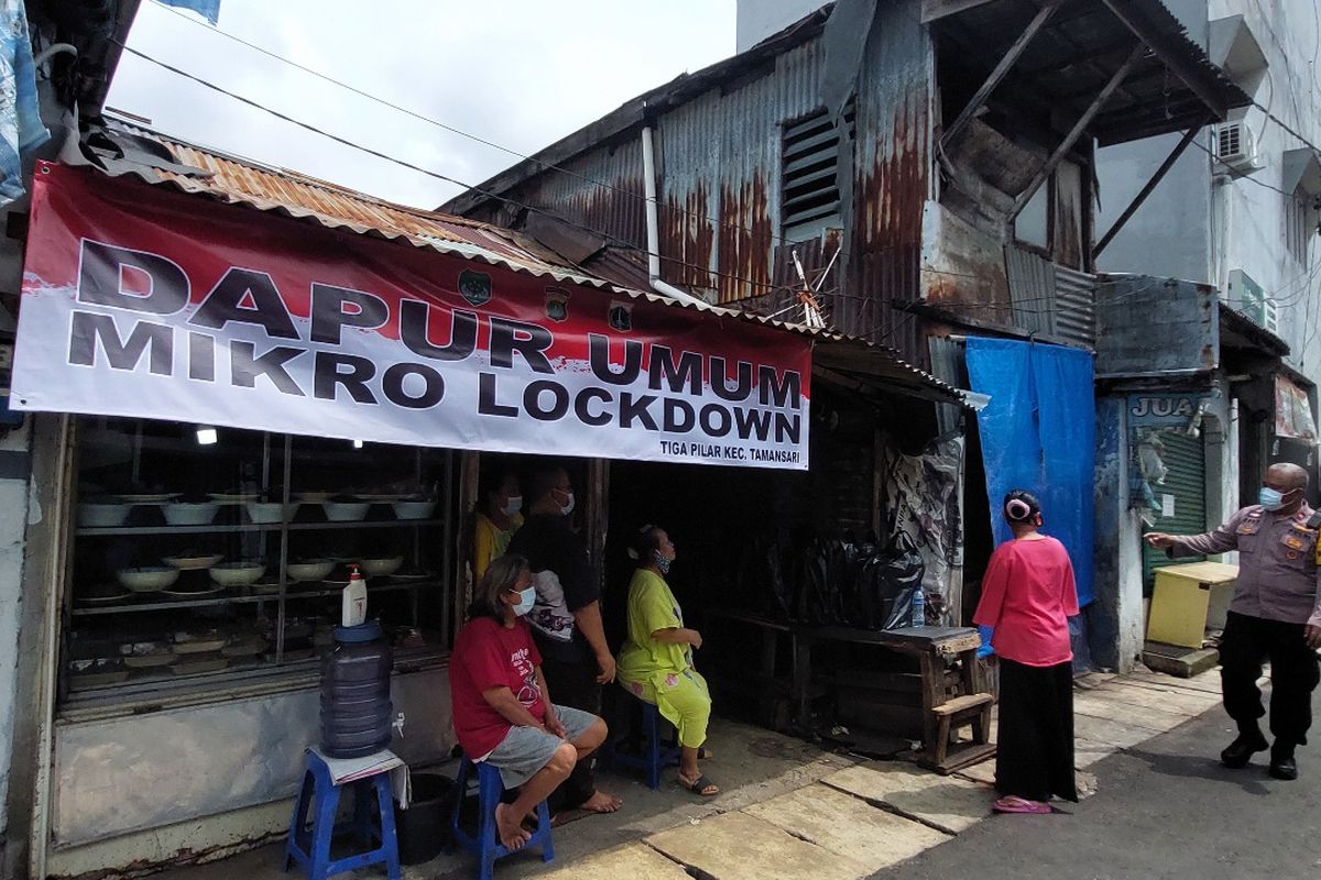 Dapur Umum Mikro Lockdown di dalam wilayah karantina mikro di RW 02 Kelurahan Krukut, Kecamatan Tamansari, Jakarta Barat, menyuplai makanan matang bagi warga yang membutuhkan.