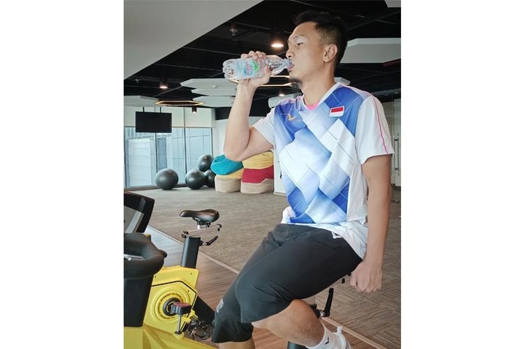 Ahsan selalu menjaga asupan air mineral.