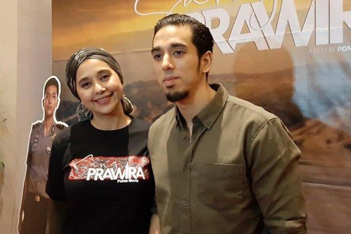 Ayu Azhari bersama putra sulungnya, Axel Djody Gondokusumo, di sela-sela gala premiere film Sang Prawira di XXI Epicentrum Walk Kuningan, Jakarta Selatan, Sabtu (23/11/2019). 