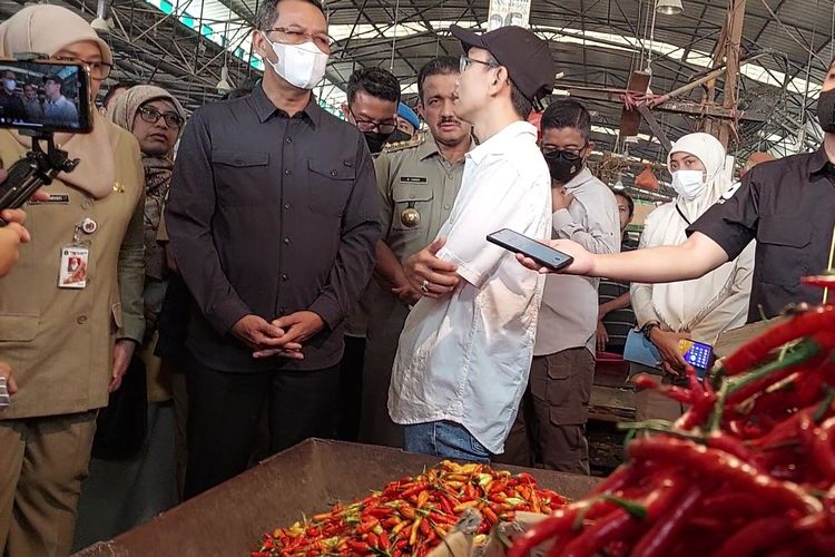 Penjabat Gubernur DKI Jakarta Heru Budi Hartono menyambangi Pasar Induk Kramat Jati, Jakarta Timur untuk mengecek harga dan pasokan bahan pokok menjelang Natal dan tahun baru, Selasa (6/12/2022) pagi.