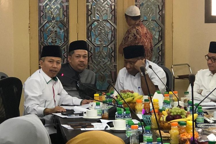 Wakil Ketua DPR RI Fahri Hamzah bersama Tim Pengawas (Timwas) Pelaksanaan Haji DPR sedang melakukan rapat pelaksanaan haji dengan Dirjen PHU dan Kadaker Madinah (Kamis, 1/8/2019).