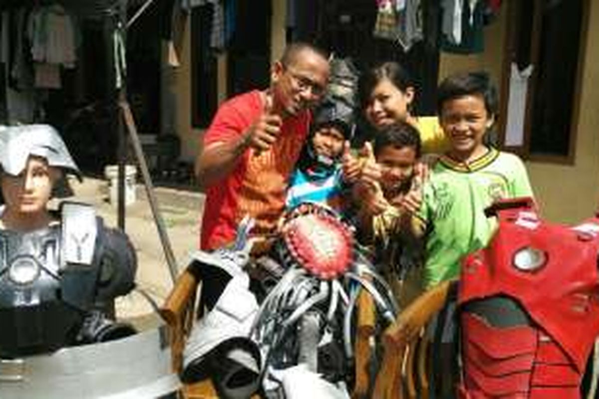 Keluarga Wahyudi Riyanto (40), warga Jakarta yang berkeliling menjajakkan kostum superhero buatannya menggunakan sepeda motor beberapa waktu lalu, dan teman kedua anaknya, di kediaman Yudi di Tegal Parang Utara, Mampang Prapatan, Jakarta Selatan, Sabtu (15/5/2016).