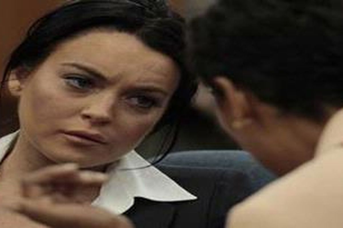 Lindsay Lohan dan kuasa hukumnya, Shawn Chapman Holley kanan, dalam sidang Lohan di Beverly Hills Courthouse, California AS 24 Mei 2010 waktu setempat.