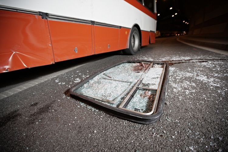 Ilustrasi kecelakaan bus. Kecelakaan bus Bhinneka di Tol Jakarta-Cikampek, Minggu (31/12/2023), menewaskan 6 orang.