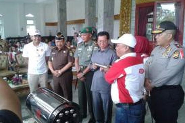 Menteri Sosial RI, Khofifah Indar Parawansa mengunjungi Bengkulu, Senin (12/10/2015), untuk mengisi ceramah kebangsaan dalam rangkaian   ekspedisi kapsul waktu yang berisi tujuh resolusi Provinsi Bengkulu untuk 70 tahun ke depan atau pada 2085.