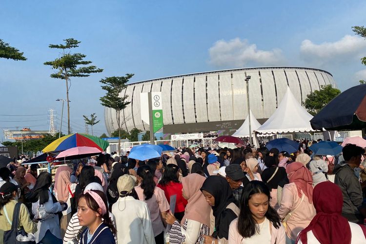 Penonton Konser SEVENTEEN Sulit Menuju JIS, Taksi Online 