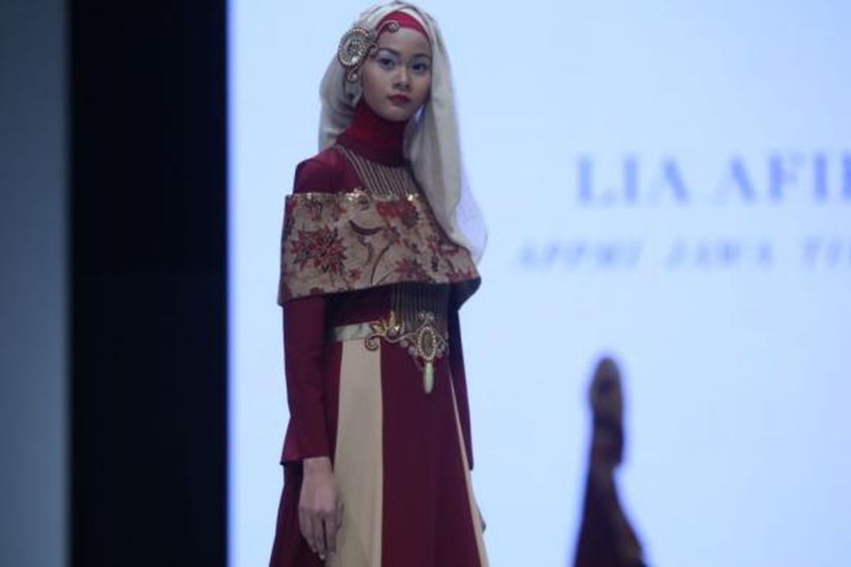 Koleksi busana dari Lia Afif yang mengangkat kain batik Gedog Khas Tuban di Indonesia Fashion Week 2017, Kamis (2/2/2017)