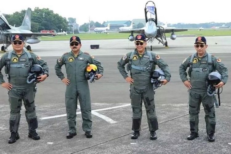 Kapolri Jenderal Listyo Sigit Prabowo mendapatkan brevet Wing Penerbang Kehormatan Kelas I TNI AU. 