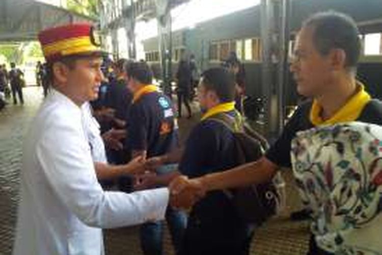 Para petugas PT KAI menyambut kedatangan Para peserta dari delegasi Asean Railways CEO's Conference (Arceo) ke 38 turun dari kereta api uap di Museum Kereta Api di Ambarawa, Jawa Tengah, Kamis (20/10/2016) siang.