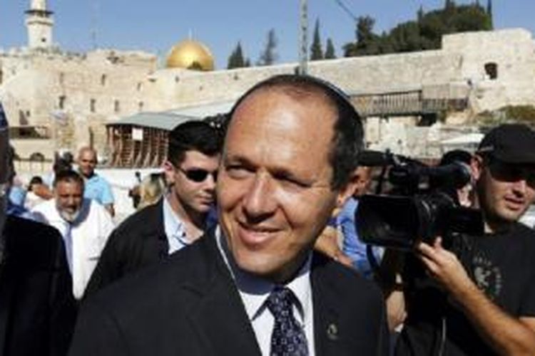 Walikota Jerusalem, Nir Barkat (tengah) berjalan setelah berdoa di Tembok Barat di Jerusalem tahun 2013. 