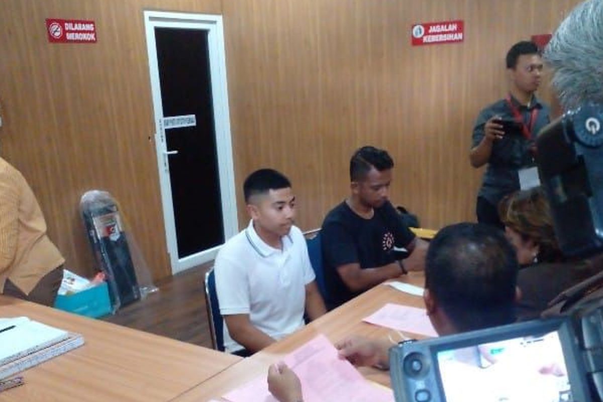  Tersangka Aditya Hasibuan (kaos putih) saat berada di ruangan pelimpahan berkas di Kejari Medan, Selasa (30/5/2023). 