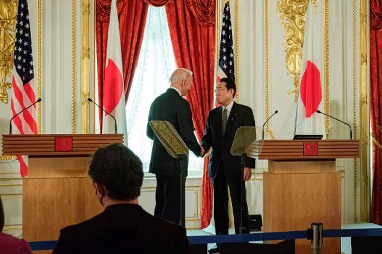 Presiden AS Joe Biden (kiri) dan Perdana Menteri Jepang Fumio Kishida (kanan) berjabat tangan selama konferensi pers di Istana Akasaka di Tokyo pada 23 Mei 2022.