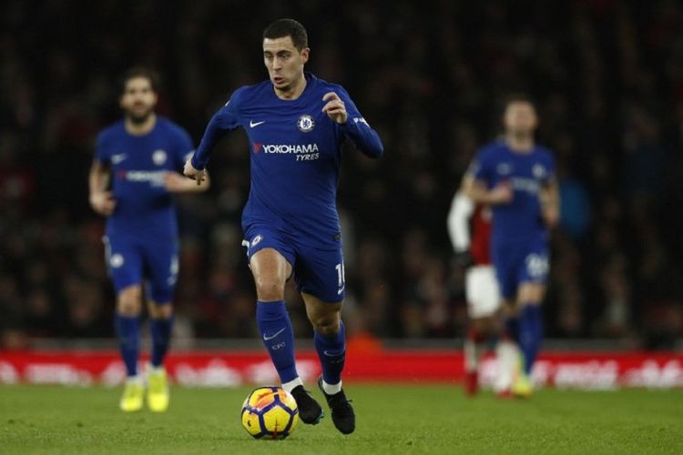 Gelandang Chelsea, Eden Hazard, menggiring bola saat laga Premier League melawan Arsenal, di Stadion Emirates, Rabu (3/1/2018) waktu setempat.