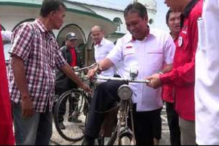 Pasangan calon dari PDI Perjuangan untuk pilgub Bangka Belitung menuju kantor KPUD dengan bersepeda ontel.