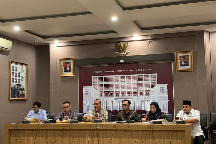 Jajaran anggota KPU RI saat memberikan keterangan pers di Jakarta, Senin (30/5/2022).