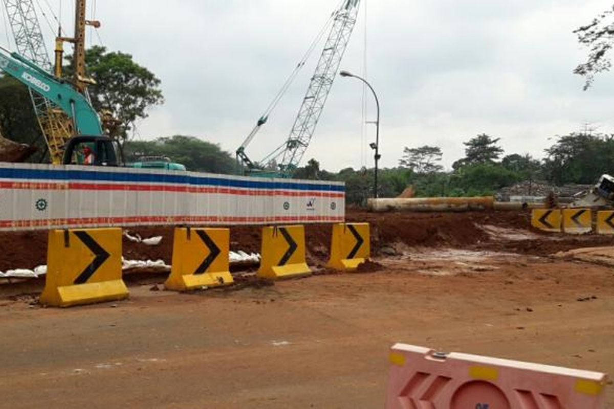 Kondisi pembangunan Jalan Tol Cimanggis-Cibitung di dalam perumahan Kota Wisata pada Selasa (7/3/2017).