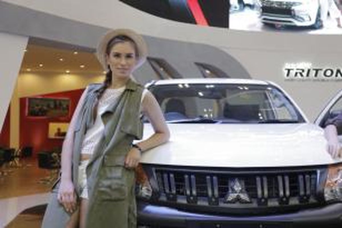 Model dari stan Mitsubishi berpose dalam pameran Gaikindo Indonesia International Auto Show 2015.