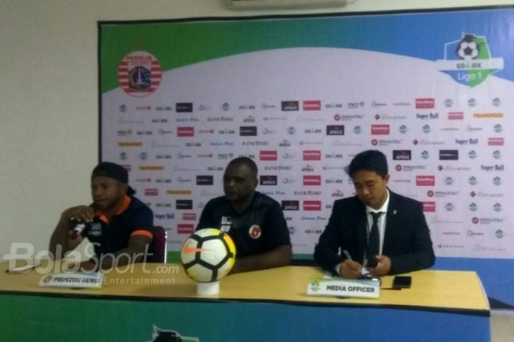 Pelatih dan pemain Perseru Serui, Wanderley Junior serta Tony Rooy Ayomi, pada jumpa pers seusai laga kontra Persija Jakarta, di ruang media Stadion Patriot Chandrabhaga, Kota Bekasi, Senin (8/10/2018).