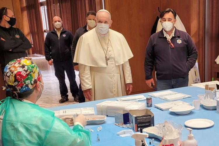 Paus Fransiskus ketika melakukan kunjungan ke fasilitas vaksinasi Covid-19 bagi gelandangan di Vatikan.