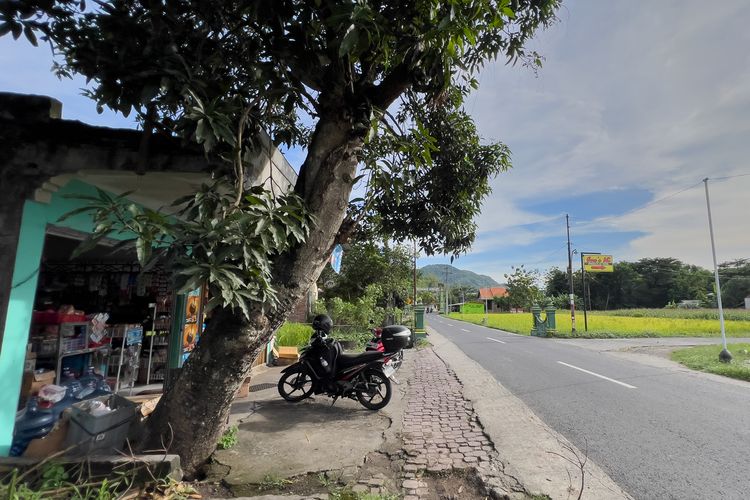 Lokasi Syuting Adegan Zombi Menyerang Warga Desa yang Naik Sepeda di Film Abadi Nan Jaya.