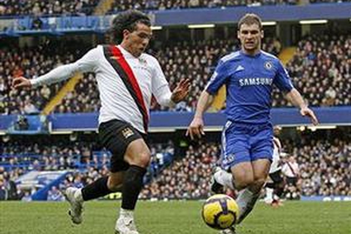 Striker Manchester City, Carlos Tevez (kiri), menggiring bola di depan bek Chelsea, Branislav Ivanovic, pada duel lanjutan Liga Inggris di Stamford Bridge, London, Sabtu (27/2/2010).