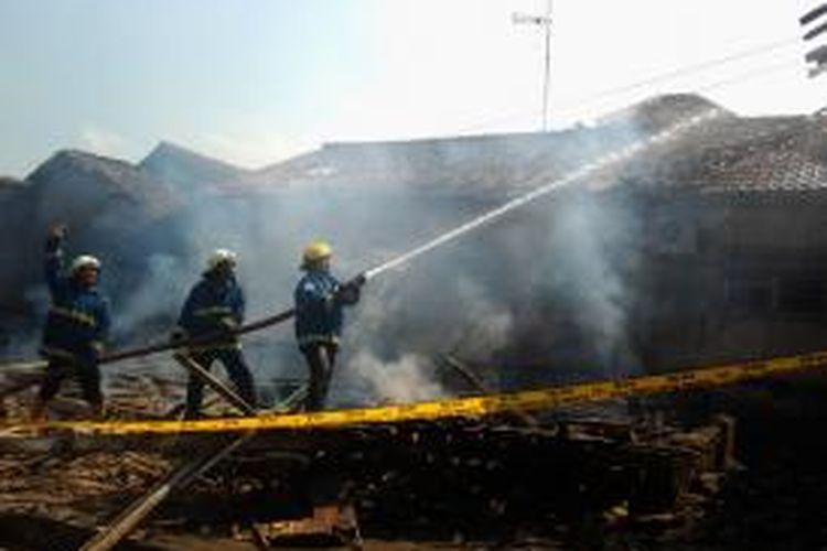 Petugas PMK melakukan pembasahan untuk memastikan tidak ada lagi titik api di Dusun Kweden, Desa Karangrejo, Kecamatan Ngasem, Kabupaten Kediri, Jawa Timur, Senin (11/5/2015). Kebakaran itu sendiri telah menghanguskan satu rumah dan 3 rumah lainnya mengalami rusak ringan.