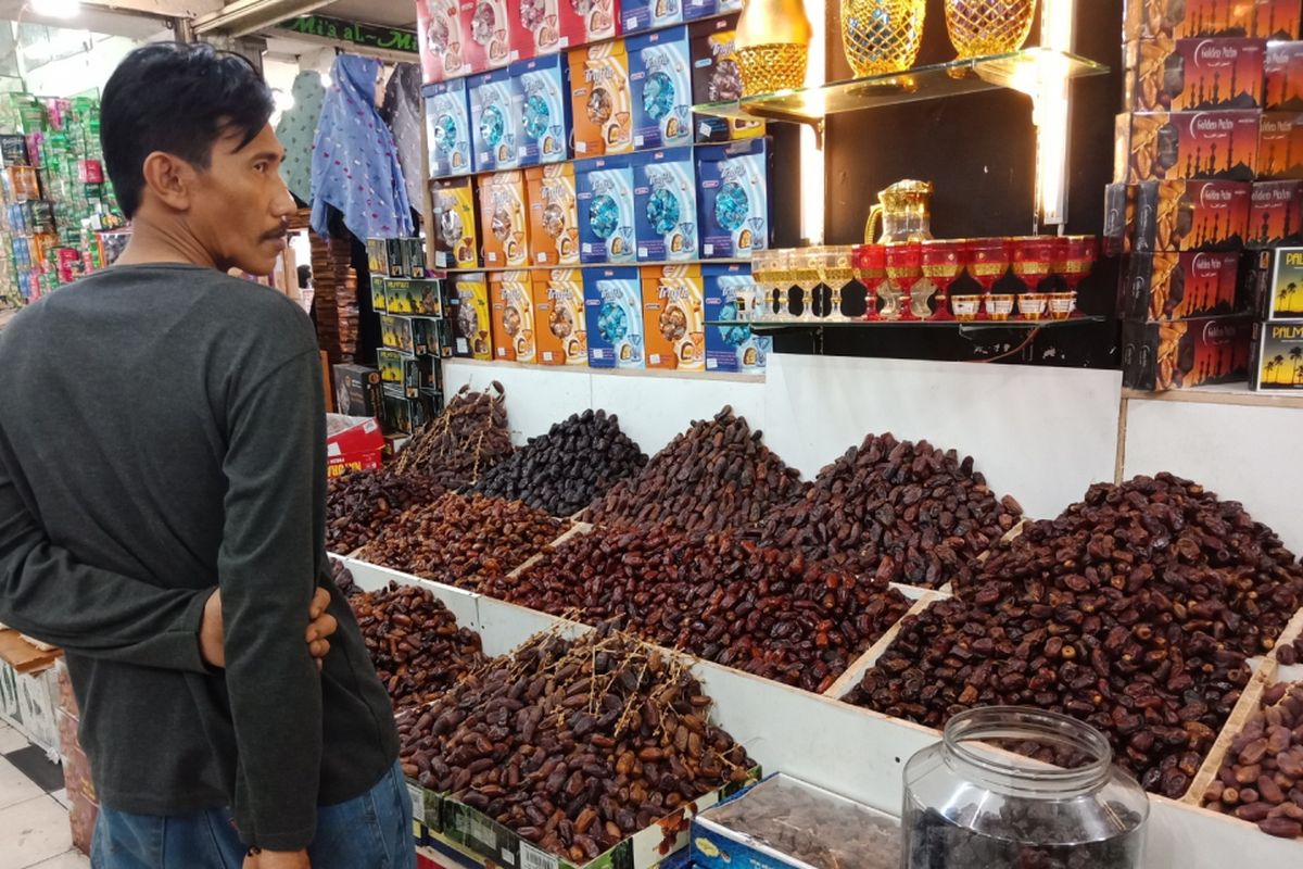 Lebih dari 11 jenis kurma ditawarkan di salah satu penjual kurma, Pasar Tanah Abang Blok C, Rabu (23/5/2018).