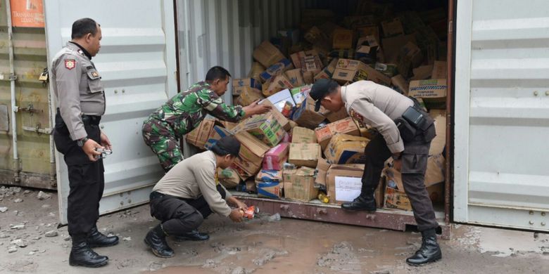 Aparat TNI dan Polri menerima kedatangan bahan makanan yang di persiapkan untuk masyarakat di Kampung Banti dan Kimberley.