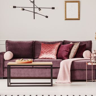 Ilustrasi sofa berbahan beludru. Beludru adalah salah satu bahan yang tidak boleh dibersihkan menggunakan air karena bisa rusak.