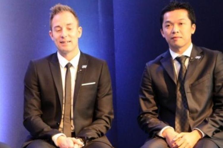 Pebulu tangkis Tiongkok, Lin Dan (kiri), berpose bersama mantan pemain asal Denmark, Peter Gade (Tengah), dan Taufik Hidayat dari Indonesia, pada sebuah acara sponsor jelang All England di Birmingham, Inggris, Selasa (3/3/2015).