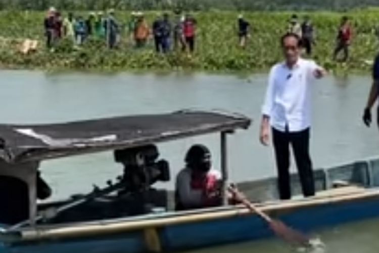 Presiden Jokowi naik perahu untuk menyapa warga di Desa Tritih Lor, Kecamatan Cilacap Utara, Kabupaten Cilacap, Jawa Tengah, Kamis (23/9/2021).