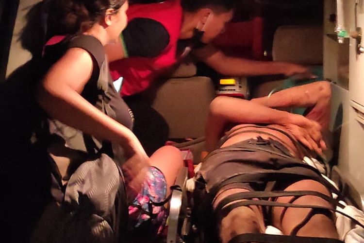 Warga Negara Asing (WNA) asal Republik Seychelles, berinisial AJ (37), selamat usai terjatuh ke dalam jurang sedalam 20 meter saat berenang di kolam tepi jurang di sebuah vila,Desa Kenderan, Kecamatan Tegallalang, Kabupaten Gianyar, Bali, pada Minggu (18/12/2022). /Polsek Tegallalang