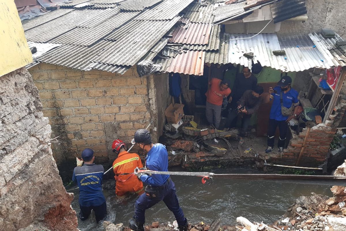 Puing-puing reruntuhan yang menyumbat aliran Kali Lenggong di Jalan Paso Gang Haji Pondoh RT 04 RW 05, Jagakarsa, Jakarta Selatan sudah berhasil diangkat pada Kamis (6/5/2021) siang.