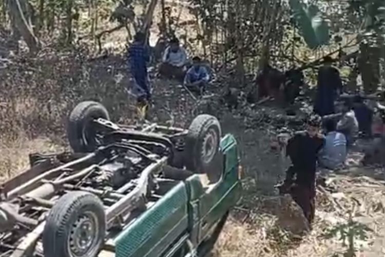 Tak Kuat Menanjak, Pikap Angkut Belasan Santri Terguling di Bangkalan
