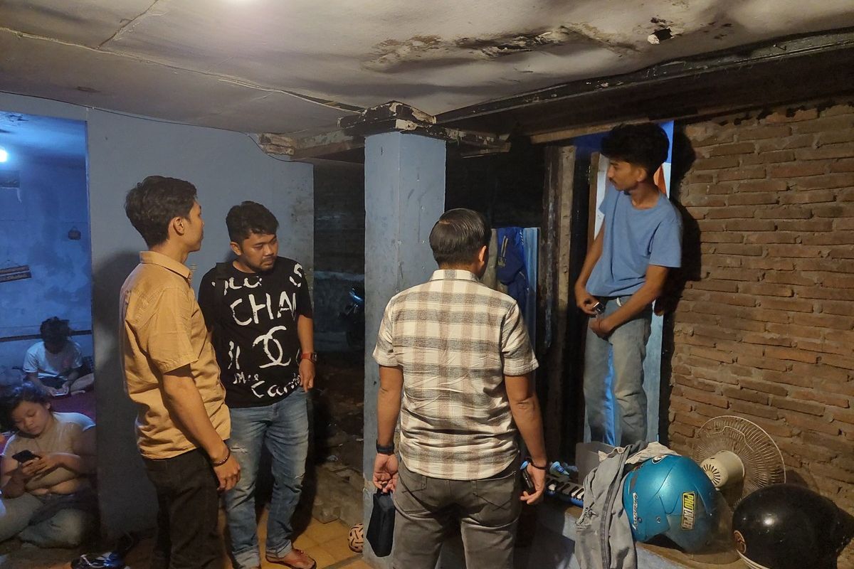 Tim Resmob Polres Gowa, Sulawesi Selatan berhasil meringkus BR (22) yang bersembunyi di toilet usai menyiram isterinya dengan air panas. Selasa, (23/7/2024).