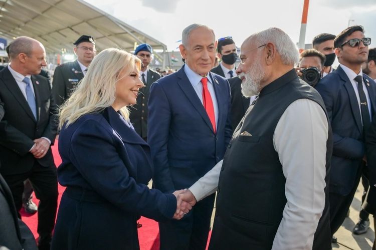 Ditemani sang istri, Sara, Benjamin Netanyahu menyambut kedatangan Perdana Menteri India Narendra Modi ke Israel.