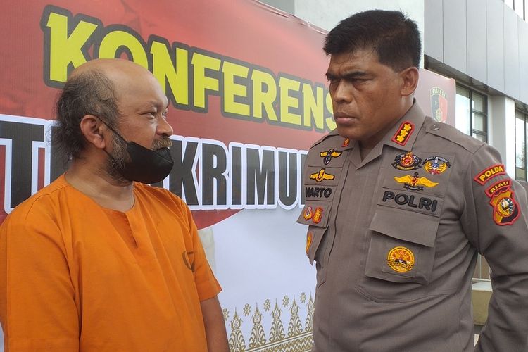 Kabid Humas Polda Riau Kombes Sunarto usai konferensi pers berbicara dengan tersangka MN (47) terkait bom yang dirakit dan diledakkan di permukiman warga di Kabupaten Inhu, Riau, Rabu (5/10/2022).