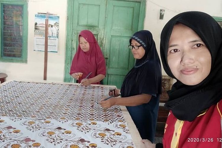 Pelaku Usaha Mikro Kecil Menengah (UMKM) di bidang batik, Hastin Atasasih (46) bersama ibu-ibu membuat batik tulis khas Purworejo di rumah produksinya di Desa Kedungkamal, Grabag, Purworejo, Jawa Tengah pada Kamis (26/3/2022) siang.