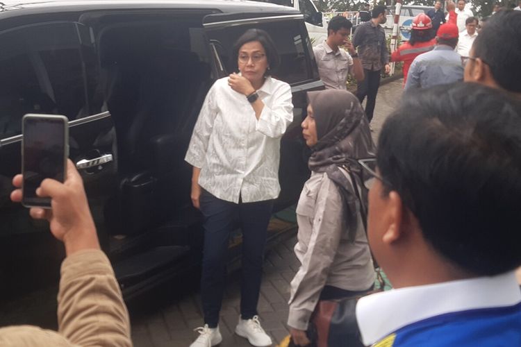 Menteri Keuangan Sri Mulyani dalam kunjungan kerja bersama terkait pembangunan Jalan Tol Solo-Yogyakarta-Kulonprogo seksi 1 paket 1.1 Solo Klaten di Colomadu, Karanganyar, Senin (27/2/2023).