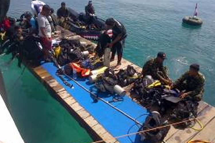 Sejumlah penyelam sedang bersiap untuk melakukan penyelaman untuk pengibaran bendera memperingati detik detik proklamasi di bawah permukaan laut di pantai Gapang, Sabang (17/8/2015)*****K12-11
