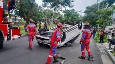 Pengemudi Diduga Mengantuk, Mobil di Surabaya Terbalik Usai Tabrak Tiang PJU