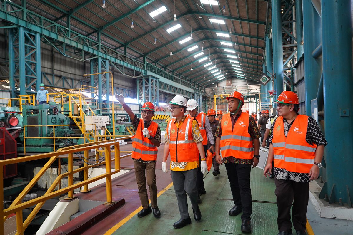 Wakil Menteri Perdagangan, Jerry Sambuaga melakukan kunjungan lapangan (field visit) ke PT Bakrie Pipe Industries di Bekasi, Jawa Barat, Kamis (25/1/2024).