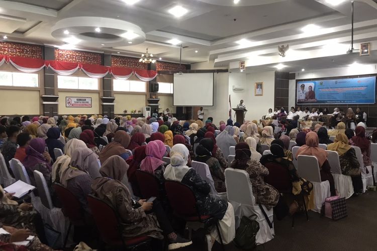 Smesco Indonesia lewat Program UMKM Kabupaten Solok Bangkit? memberikan sejumlah kepada  200 pelaku Usaha Mikro Kecil Menengah (UMKM) Kabupaten Solok untuk naik kelas di Kantor Bupati Solok, Sumatera Barat pada Rabu (18/5/2022).