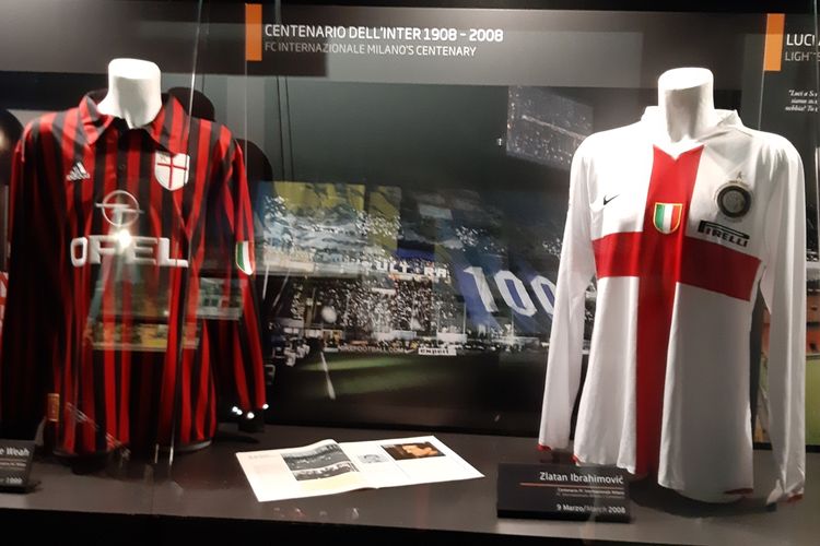 Jersey bertuliskan nama Paolo Maldini dan Zlatan Ibrahimovic yang dipamerkan di Stadion Giuseppe Meazza, San Siro, Milan.